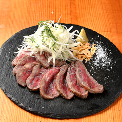 看板メニューの「和牛タタキ」をはじめとした肉料理の写真