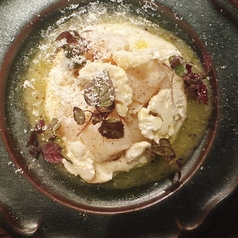 生帆立とカリフラワーとキウイのカルパッチョ