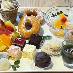 電源完備の窓際席もあり。仕事合間のランチや滞在に最適