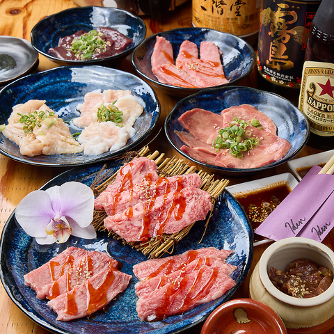 但馬牛と国産肉を贅沢に楽しめる焼肉店。紫と黒基調の高級感ある空間です！