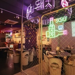 ネオン輝く韓国料理店。熱々鉄板のサムギョプサルやチヂミなど韓国本場の味をお楽しみいただけます。