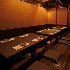 大人数での宴会にピッタリな、ゆったり広々とした掘りごたつ個室！木の温もり感じる内装と、温かみのある照明が居心地の良さ抜群！足を伸ばしてくつろげるので、長時間の飲み会でも快適に過ごせます！【※写真は系列店イメージです。】