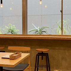 お一人様でもふらっとくつろげるカウンター席。