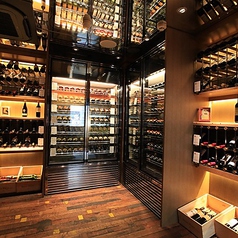店内入口には大きなワインセラーが。こちらからお好きなワインをお選びいただけます。