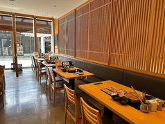 少人数でのお食事に最適なテーブル席をご用意しております。光が差す店内は開放的♪