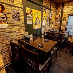 当店は、少人数でのご利用も大歓迎です。大人のデートや記念日のお祝いにぴったりな雰囲気で、特別な時間を過ごしていただけます。プライベート感を大切にしたお席もご用意しており、ゆっくりとお食事を楽しみながら、素敵なひとときをお過ごしいただけます。大切な日をより特別に演出いたします。