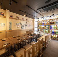 焼酎ボトルが並ぶ圧巻の空間！明るく賑やかな店内