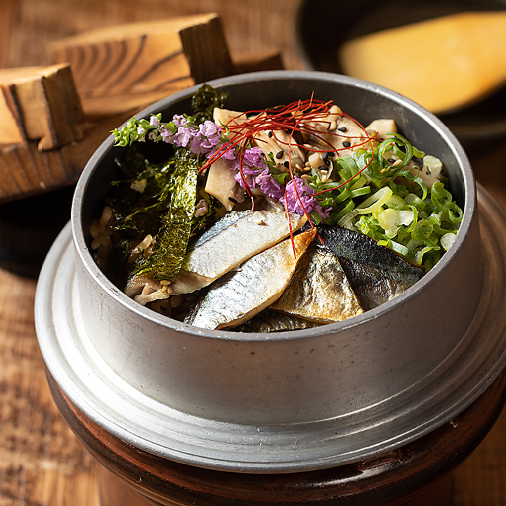 なきぼくろの釜飯は、四季折々の魚介や野菜を使用して、色とりどりに仕上げます