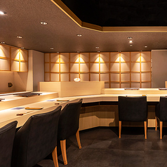 大切な人へのおもてなしや接待の場にも。職人が目の前で寿司ネタの説明をいたします。