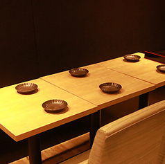 6名様から10名様程度の中規模宴会に最適な個室も完備しております。会社の部署単位の打ち上げや、趣味の仲間との集まりに最適です。気兼ねなく盛り上がれる空間で、豊富なドリンクと絶品料理をお楽しみください。