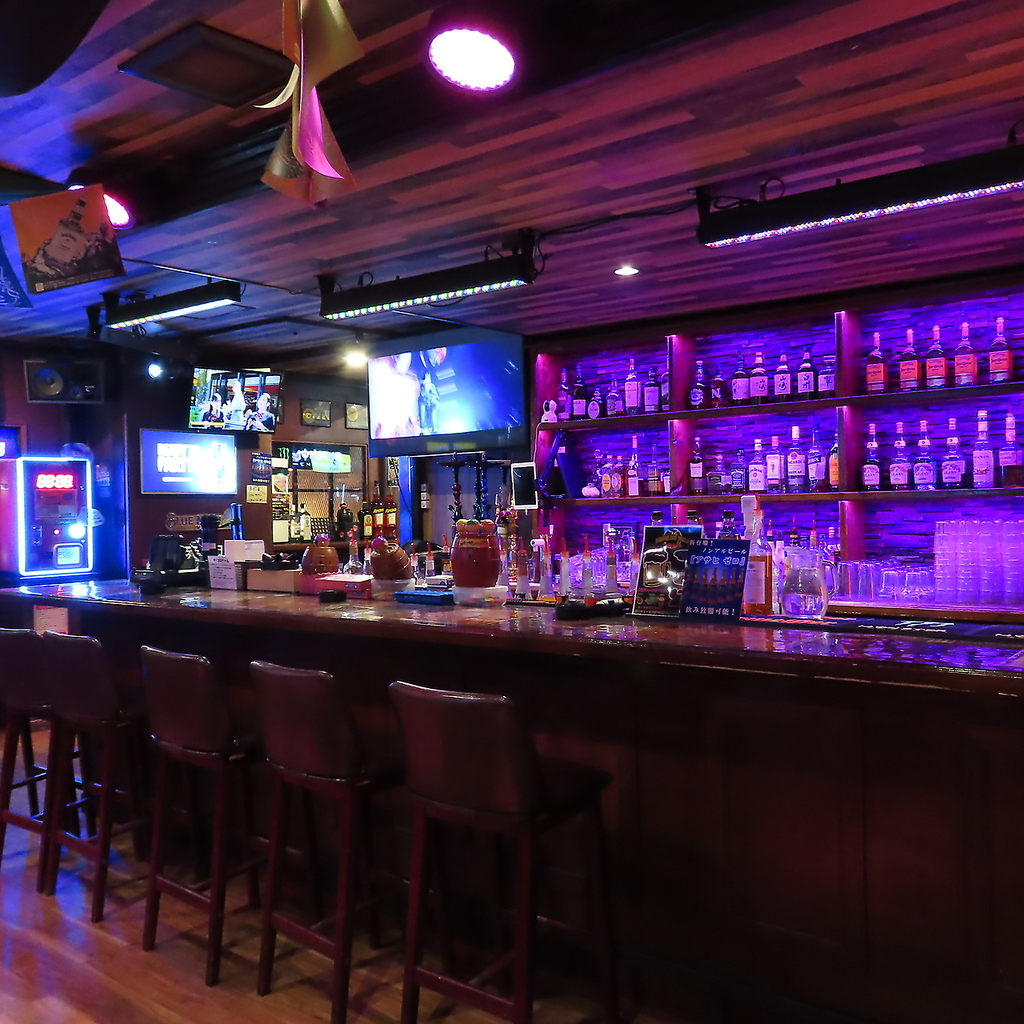 店内のどこに座っても大型モニターが視界に！興奮と満腹のボーダレスな体験がここに！