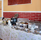 お昼の時間帯には、本格的なインドカレーを心ゆくまで楽しめるランチバイキングを実施しております◎日替わりのカレー数種類に加えて、焼きたてのナンやライス、サラダなどが食べ放題♪