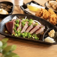 こだわりの高知県産の鰹のタタキをにんにく醤油で！