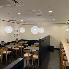落ち着いた木目のぬくもりが広がる店内には、4名様掛けのテーブル席を5席ご用意しております。ご家族での団らんやご友人とのご会食、普段使いのお食事まで幅広くご利用いただけます。心地よい和の空間で、職人が丹精込めて打つこだわりの蕎麦を、ゆったりとお楽しみください。