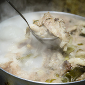 また、スープは、「仙台牛」の脂、筋、牛骨、スネ肉、中抜きの鶏を入れてじっくり二日間煮込みます。特に、スネ肉やネックからゼラチン質のコラーゲンがあり、この冷麺の美味しさを支える「旨み成分」を出してくれます。