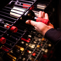 常時50種類以上のワインを誇るワインセラー