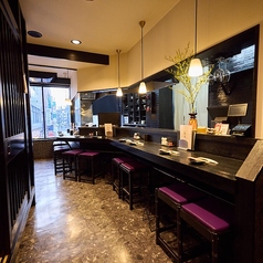 調理する様子を見ながら、お料理を楽しめる人気のカウンター席。広めに作られたカウンター席で、大和地鶏を中心とした鶏料理の数々をお楽しみいただけます◎