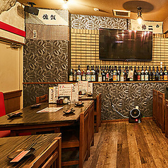 テーブル席は、開放感あふれる明るい空間で、食事を楽しむには最適な場所です。シンプルでスタイリッシュなデザインが心地よい雰囲気を醸し出し、友人や家族との会話を弾ませます。焼き鳥など、美味しい料理を囲みながら、ゆったりとした時間をお過ごしいただけるテーブル席をぜひご利用ください。