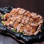 ジューシーになステーキが「食べ放題」溢れる肉汁を冷えたビールやハイボールで流し込む