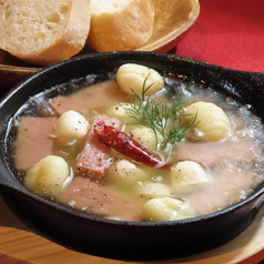 ベーコンとニョッキ、モッツァレラのアヒージョ