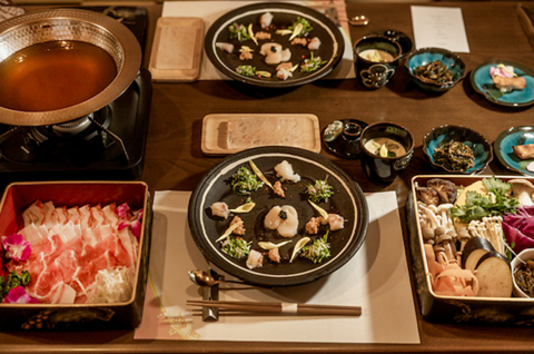 ブランド和牛「石垣牛」、希少豚「南ぬ豚」をしゃぶしゃぶ・すき焼きで堪能できるお店