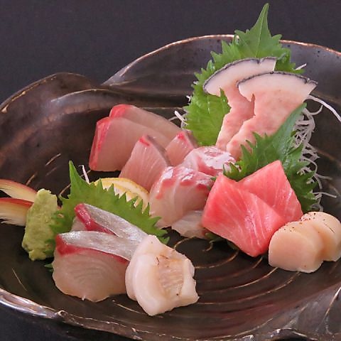呉服町の知る人ぞ知る名店。四季折々の食材を使ったこだわりの逸品と剣菱が楽しめる店