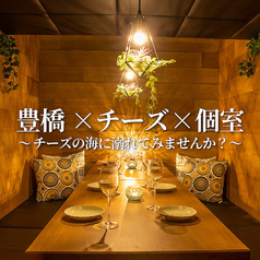 肩肘張らずに楽しめるカジュアルな空間。気の置けない友人との食事や、仕事帰りの一杯に最適です。賑やかな雰囲気の中で、美味しい料理とお酒、そして会話を心ゆくまでお楽しみください。落ち着いた照明とシックなインテリアが、大人の空間を演出するテーブル席。デートや記念日など、特別な日のご利用にもおすすめです。