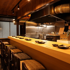 店内にはカウンター7席をご用意しております。ライブ感あふれる特等席は、大切な方とのデートにもぴったりです。