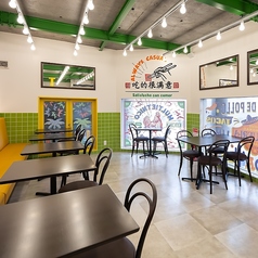 2階は2名様テーブルを11席ご用意しております。最大22名様案内可能。