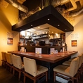 2名様や常連のお客様に人気。入ってまず目に入るカウンター席。2名様からどうぞ。おすすめ料理やお酒を聞いて頂ければお答えいたします！ 