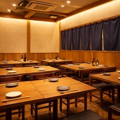 【3名~6名席で宴会・歓送迎会に最適】落ち着いた雰囲気で食べ放題・飲み放題を楽しめる席をご用意。喫煙可能な空間で、大切な仲間との時間を特別なものに。貸切も可能ですので、人数に応じたお席へのご案内やご希望に沿ったサービスをお約束します。大切な時を、情緒溢れる空間で堪能!ご要望はぜひご相談ください◎