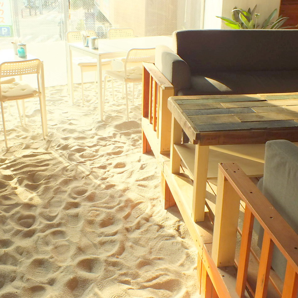 周りのお席より一段高くなったウッドデッキは少しＶＩＰな気分に♪女子会に人気のお席です。