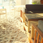 周りのお席より一段高くなったウッドデッキは少しＶＩＰな気分に♪女子会に人気のお席です。