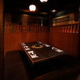 木の温もりが感じられる落ち着いた空間で、ゆったりとくつろげる雰囲気！照明はほんのりと優しく、話し声も自然と落ち着くような居心地の良さ！友人同士の飲み会、仕事帰りの会食にも最適な空間です！