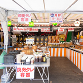 当ビアガーデンでは100種類以上の絶品屋台フードをご用意☆定番メニューからこだわりの一品料理、新鮮なサラダ、デザートまで、日替わりで豊富な品目を取り揃えてます。女性は4,500円(税込)/男性は4,800円(税込)、120分食べ飲み放題で大満足！ご家族みんなで楽しめるメニューも満載◎思う存分食の祭典をお楽しみ下さい♪