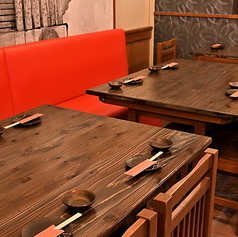 掘りごたつ席は、居心地の良さが魅力の和の空間です。広々としたレイアウトで、ゆったりとお食事を楽しめます。落ち着いた雰囲気の中、心温まる料理と共に、友人や仲間との会話を楽しむことができます。特別な日や大切な集まりに最適な場所ですので、ぜひご利用ください。