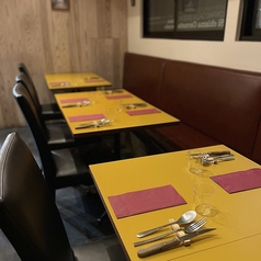 計12席のテーブルです。すべて繋げてご利用になるなら最大13名様まで座れます。