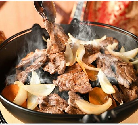 モンゴル料理でもポピュラーな羊肉は串焼きでお楽しみ頂けます。
