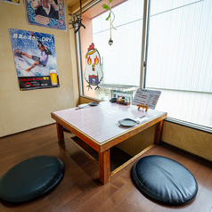 窓辺で開放感のあるお席です。掘りごたつ式なので足をのばしてゆっくりできます♪座敷・掘りごたつ・カウンター席をご用意していますので、シーンによって、ご利用が可能です！各ご宴会等にぜひご利用ください。詳細はお店までお気軽にお問い合わせください。