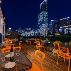 【小人数利用も大歓迎】ランチ＆カフェを優雅に過ごしたい方も、BBQ＆ビアガーデンで盛り上がりたい方にもおすすめ！抜群の開放感を満喫できるオープンテラスです。