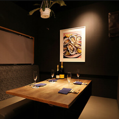 焼肉屋の奥の隠し扉の先にある魅惑の空間。テーブル席は2～4名様までご利用いただけます。各種宴会に是非ご利用ください。