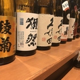 日本酒、焼酎の種類も豊富にご用意しております！当店人気の“もつ鍋”や“和の創作料理”にも合う日本酒・焼酎ございます◎カウンター席に並べられておりますので、気になるお酒などお気軽にお申し付けください♪もちろん日本酒以外にも、ドリンク多数ご用意しております。お料理に合わせてお楽しみください。