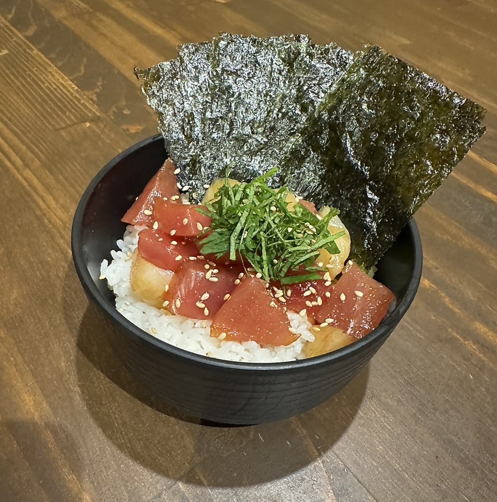 新メニュー登場!!　絶品ミニポキ丼。お酒の〆にご賞味ください。