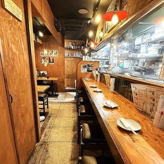 お一人様から楽しめるカウンター席。会社終わりにお一人でしっぽり飲みたい方や、カップルやご夫婦でのデート利用にもおすすめです。