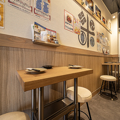 【2名様席】仕事帰りの一杯やデートに。人気の2名様テーブル席周りを気にせず会話を楽しめる程よい距離感が魅力。カウンター席とはまた違った落ち着きがあり、じっくりと料理とお酒に向き合えます。