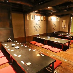 【団体様用席】団体様用席は、大人数でもゆったりお過ごしいただける広々空間。テーブルを囲んで名物博多もつ鍋を楽しめば、自然と会話も弾み、一体感のあるご宴会に。会社宴会・歓迎会・送別会・同窓会など幅広いシーンにご活用いただけます。誕生日やサプライズ用のケーキの手配など承っております。