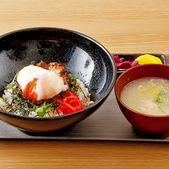 軍鶏のつくね丼温玉のせ