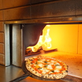 石窯で焼き上げるピザ