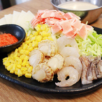 種類豊富なので、色んな味のお好み焼きやもんじゃ焼が楽しめます！トッピングもお好みで♪