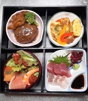 松花堂弁当￥1500～写真の弁当はライス別添えで￥1800